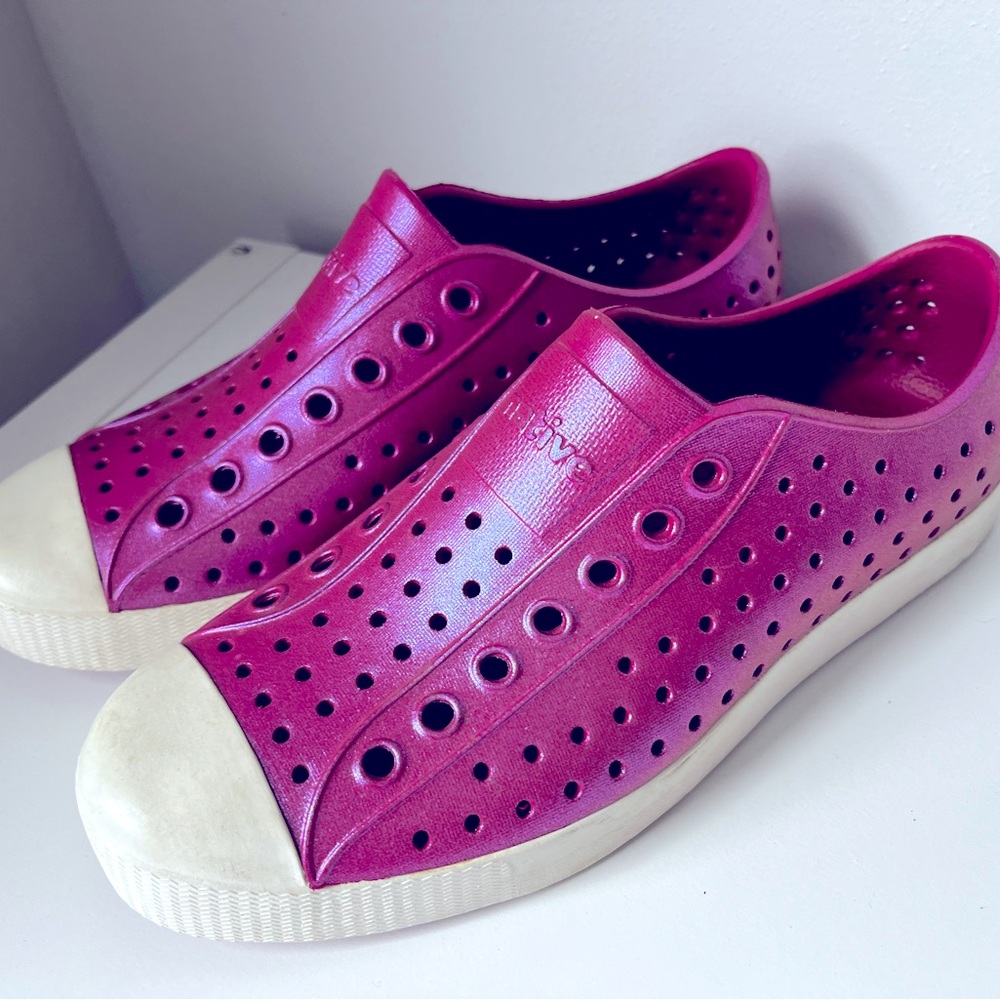Original Native Jefferson shoe, sparkly dark pink.